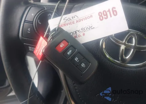 2017 Toyota Rav4 Xle z USA, uszkodzony, nr VIN JTMWFREV9HD104623